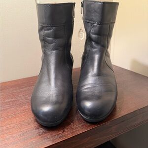 Robert Zur Black Leather women’s Ankle Boots, size 8.5.